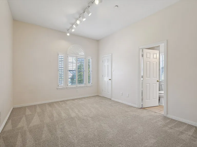 14625 Windsor Ct — Photo 33