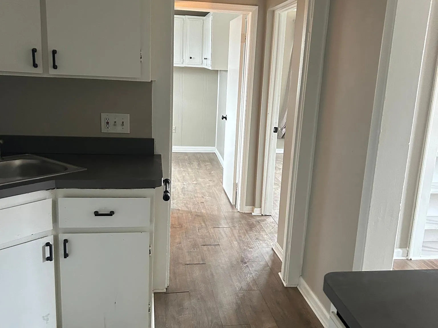 117 W Grand River Ave — Photo 4