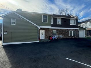 8 McCullums Ln, Highland Falls, NY 10928