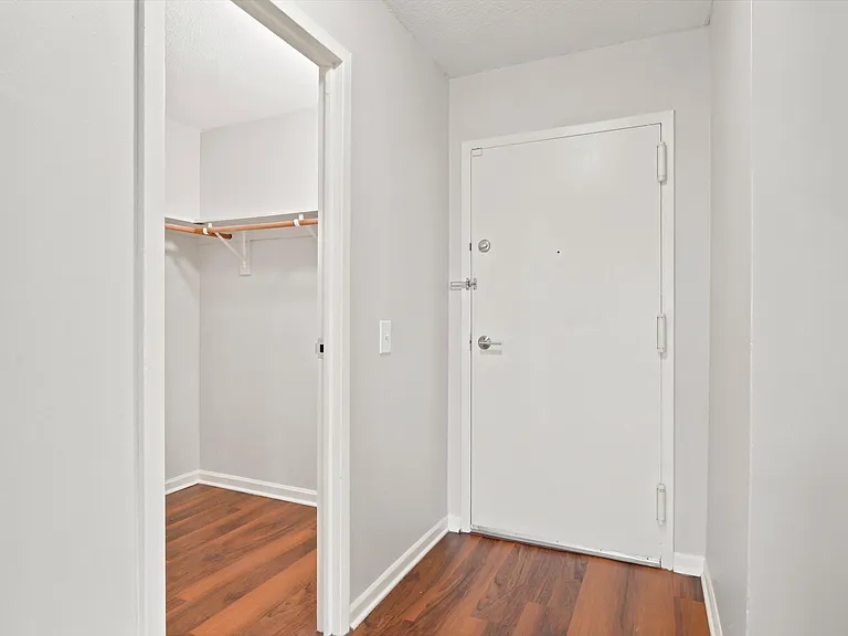 Yorktown Apartments — Photo 7