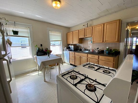2nd image of 18 Lincoln Pkwy #3