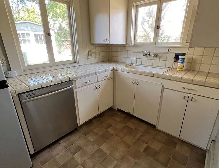 908 Pomona Ave — Photo 2
