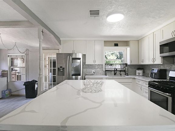 5th image of 306 W Houston Ave