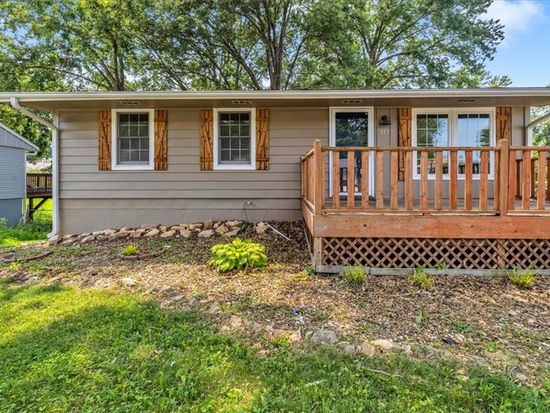 515 Valley Dr, Lansing, KS 66043