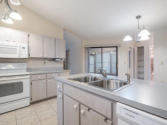 3rd image of 4605 Glenbrooke Dr