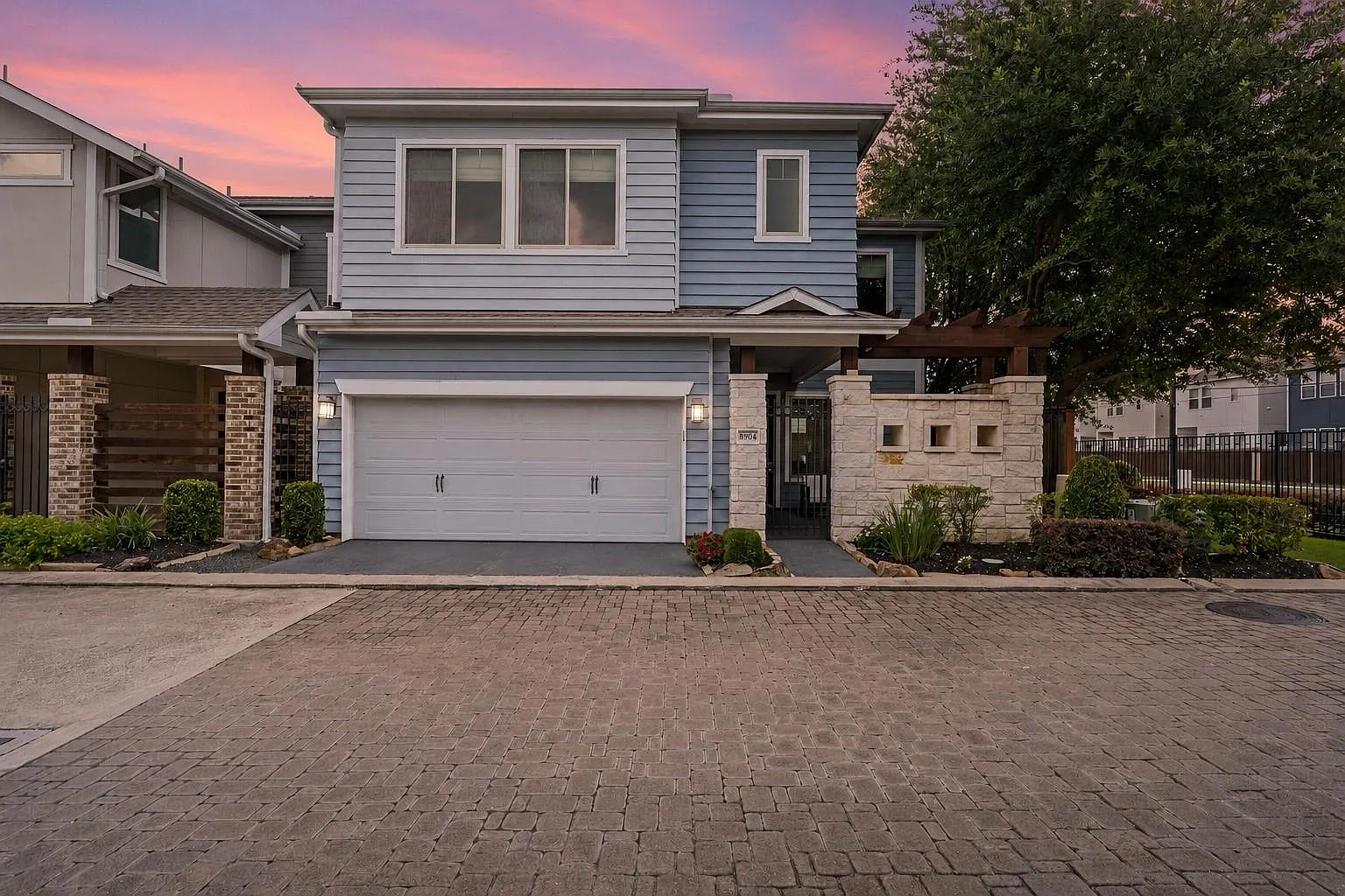 3 bed, 2.5 bath, 2328 sqft, $2,995 — Photo 1