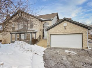 732 Kresswood Dr, McHenry, IL