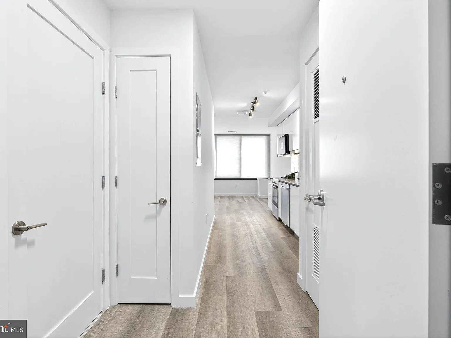 1 bed, 598 sqft, $1,875 — Photo 3