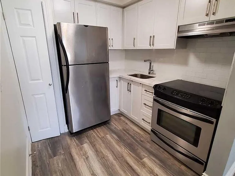 19 Charlemagne Dr #LOWER — Photo 5