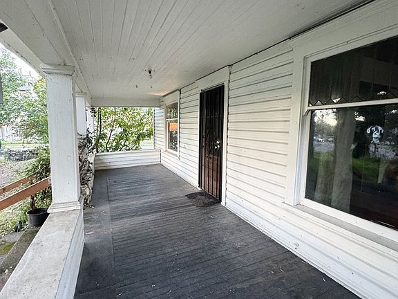 3rd image of 805 River Rd