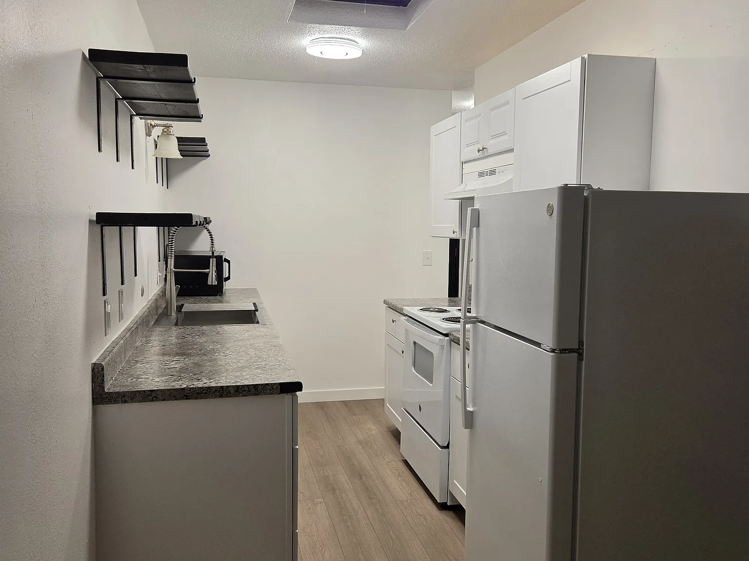 2 bed, 900 sqft, $2,200 — Photo 2