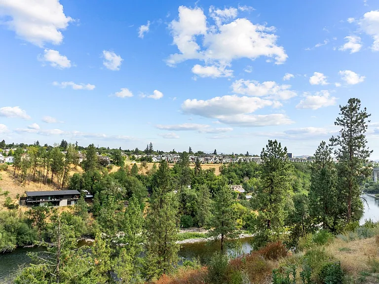 Broadmoor — Photo 14