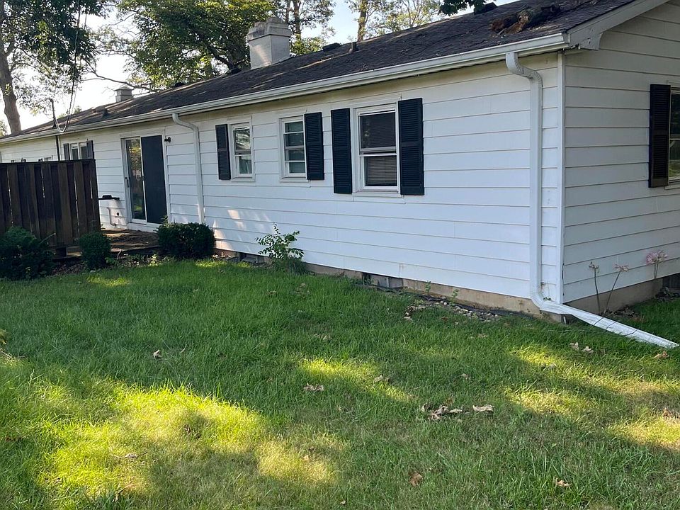 2nd image of 1810 Oakwood Dr