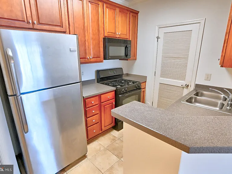 21216 McFadden Sq #108 — Photo 43