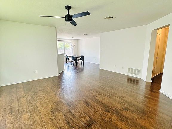 3rd image of 602 Lavaca Loop