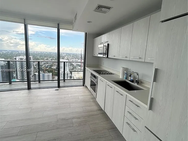 55 SW 9th St #3506 — Photo 3