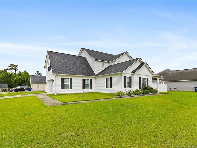 118 Newport Ct — Photo 2