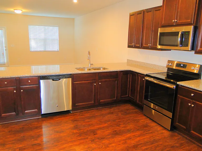 8814 Commons Townes Dr — Photo 3