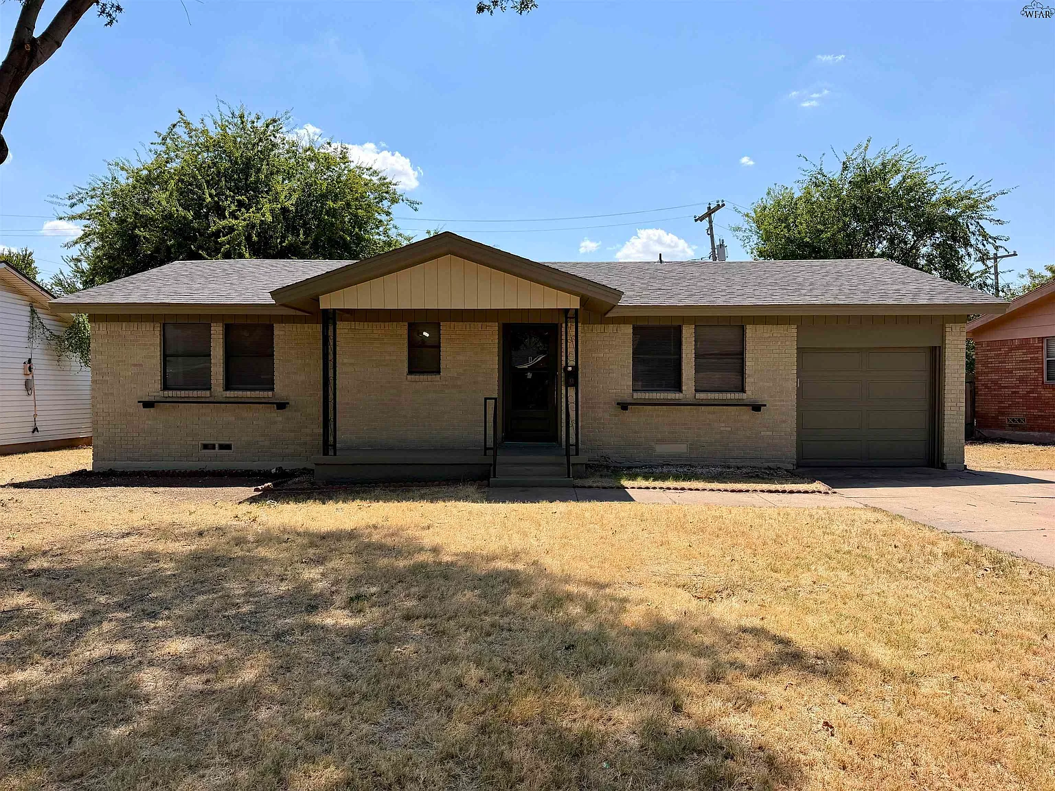 3 bed, 1.5 bath, 1081 sqft, $1,475 — Photo 1