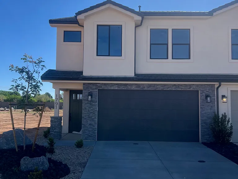 1817 Livy Ln — Photo 1