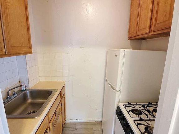 2nd image of 405 E 16th St #4AA