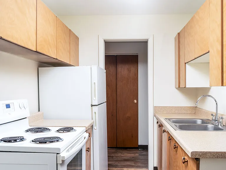 1776 St. Clair Ave — Photo 10