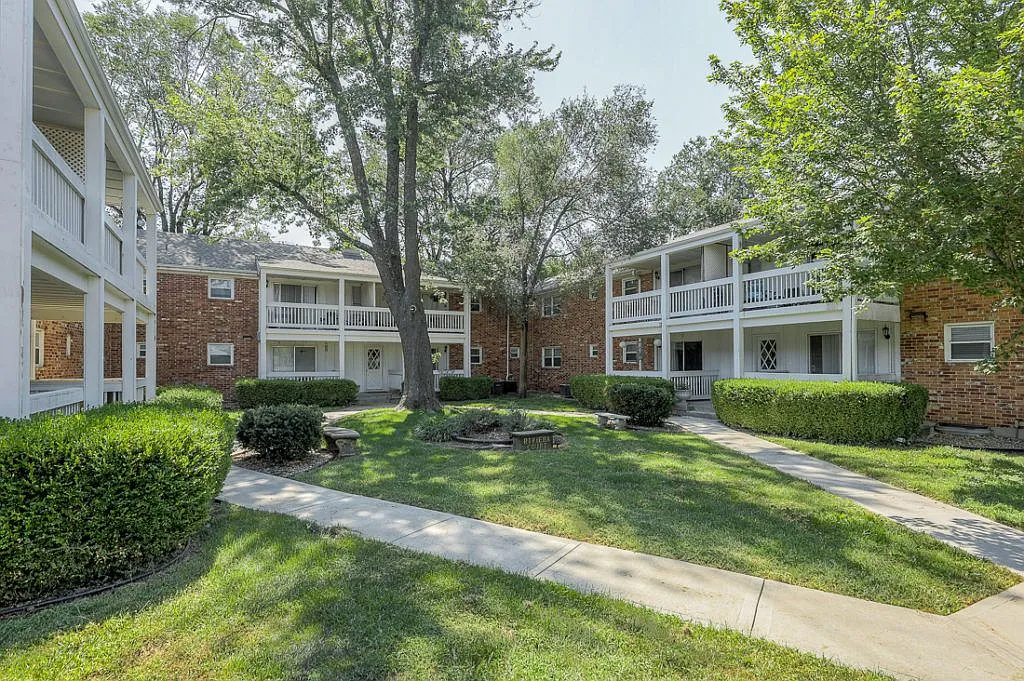 Riviera Court — Photo 1
