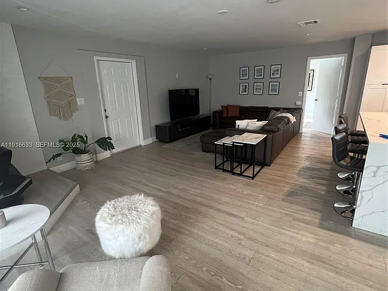 1573 NE 30th Ct — Photo 11
