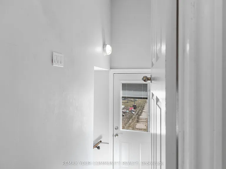 2 Emmeline Cres #LOWER — Photo 14