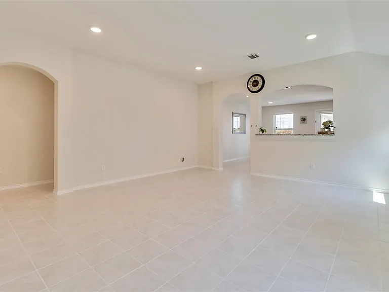 908 Mercury Dr — Photo 4