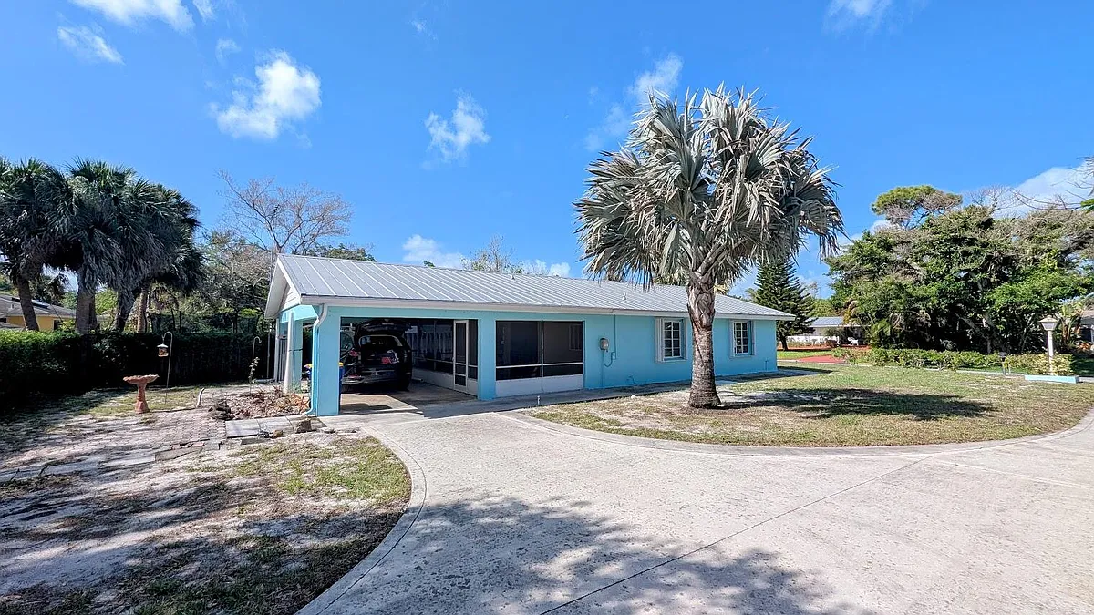 Building Photo - 1097 NE Kubin Ave