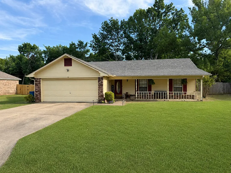 18 Bridgestone Dr — Photo 1
