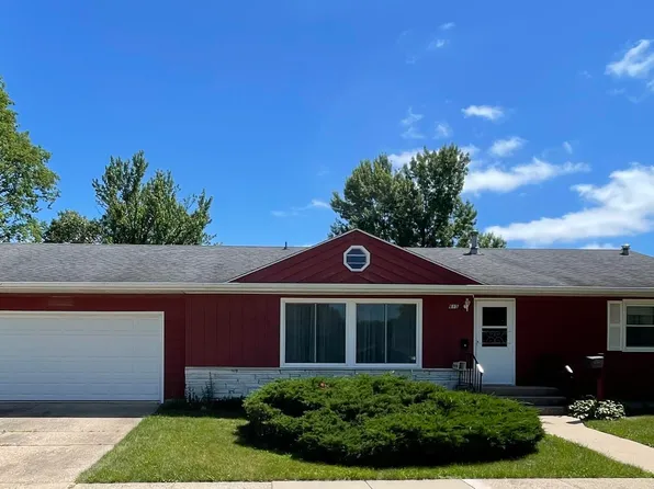615 3rd St NW, Independence, IA 50644