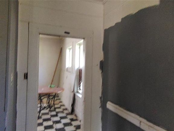 5th image of 409 Merle St