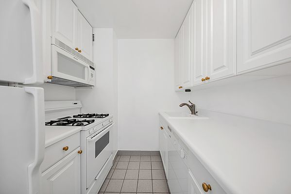 Rented by Douglas Elliman | $2,985
