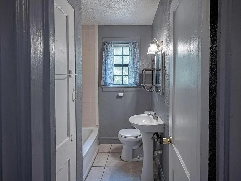 1526 W 22nd St — Photo 10