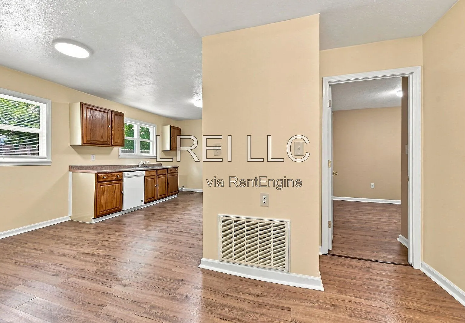 2 bed, 1.0 bath, 749 sqft, $1,195 — Photo 3