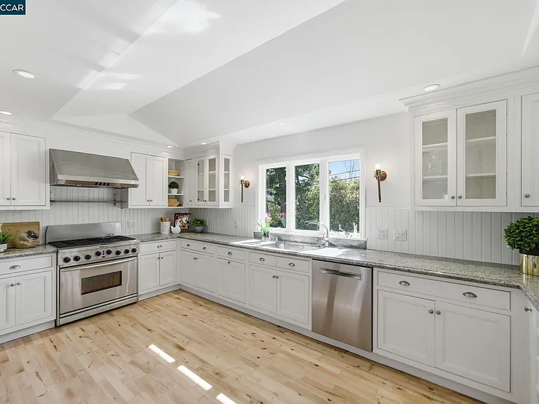 102 Hillcrest Dr — Photo 12