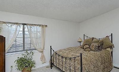 Big master suite with large closets, en suite master bath