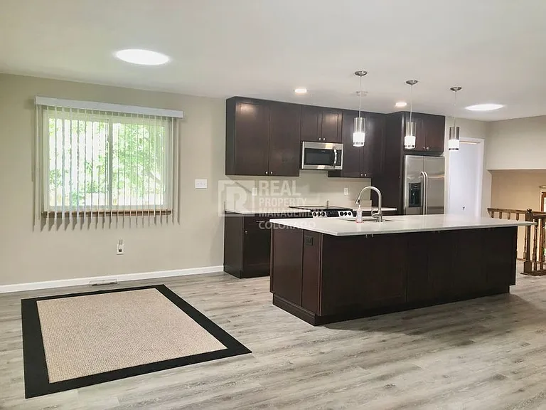 752 Oxford Ln — Photo 5