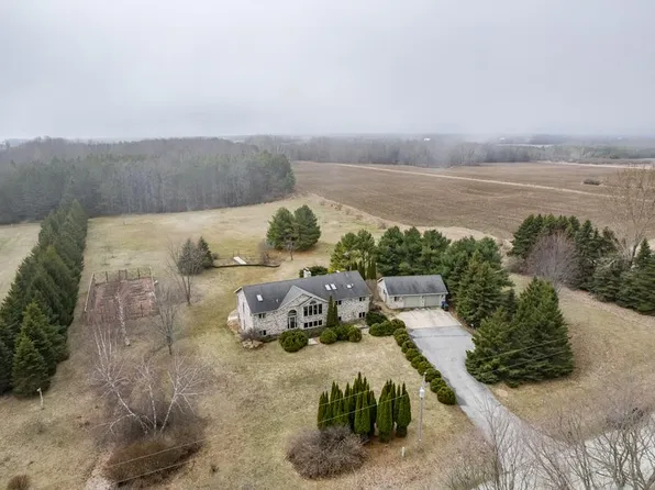 E7009 Jackson Rd, Algoma, WI 54201