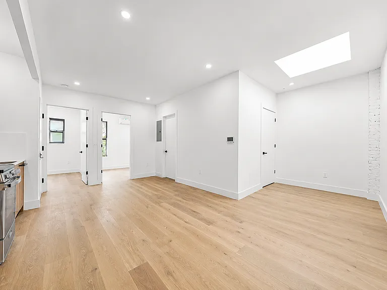 138 Noble St #G — Photo 2