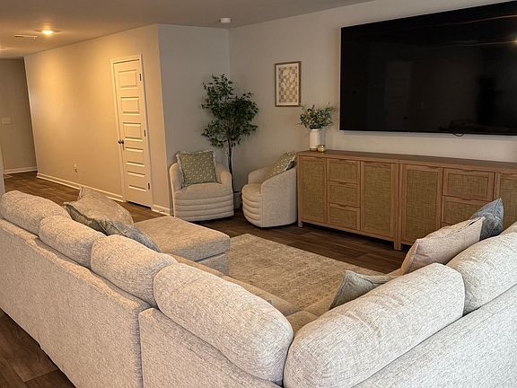 4th image of 348 Mistletoe Way