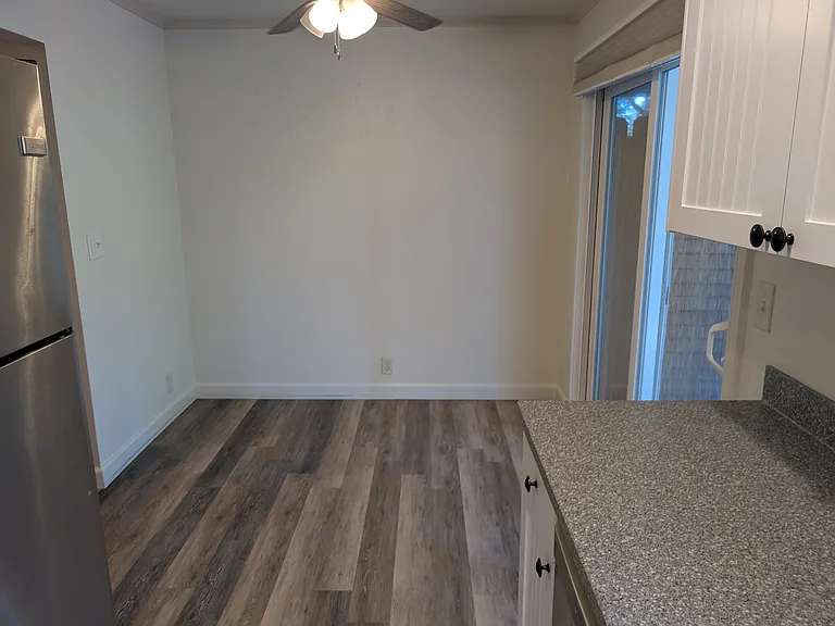 Kitchen eating area