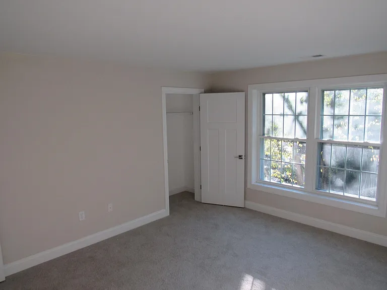 19 Riverside Dr — Photo 23