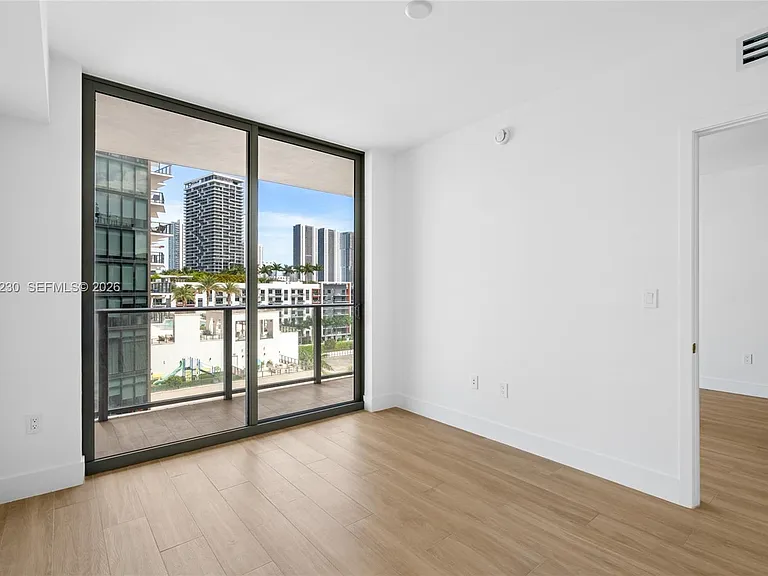 90 NE 32nd St #1009 — Photo 8