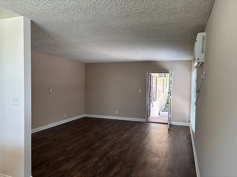 3104 Montrose Ave — Photo 4