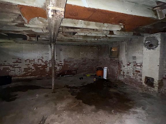 5th image of 2932 Hazelwood St