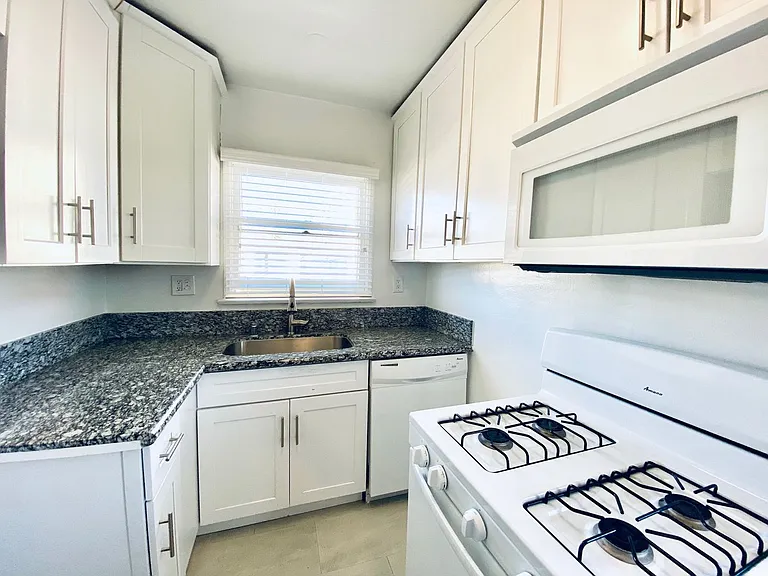 1801 N. Garfield Pl — Photo 5