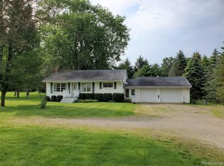 982 E Maple St, Holly, MI